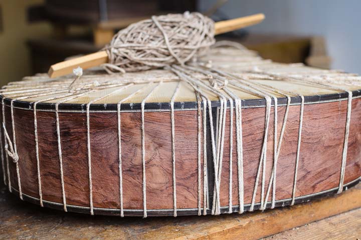 Werkstatt, gewickelter Gitarrenkorpus